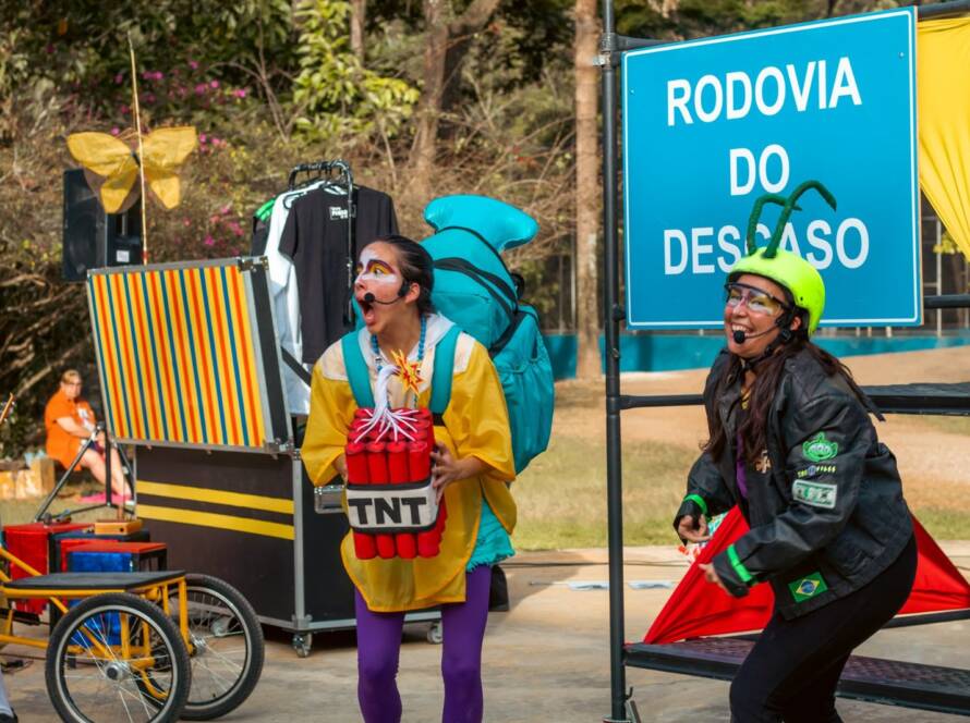 Espetáculo infantil “Nina e a cidade que perdeu o vento” retrata com sensibilidade a realidade dos entregadores de aplicativo.