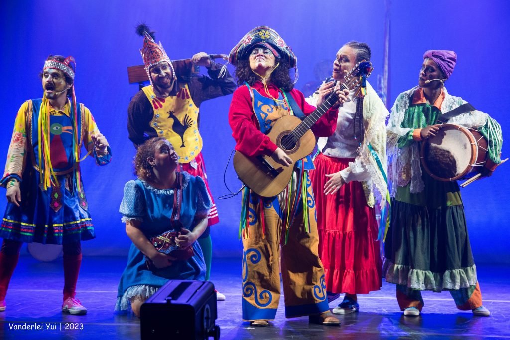 Com dramaturgia de Gabriela Romeu e Antonia Mattos, que também assina a concepção e direção geral, a peça une a tradicional festa de Reisado realizada na região do Cariri, no interior do Ceará, a memória coletiva e a passagem da infância para adolescência da menina Maria. (Foto: Vanderlei Yui)