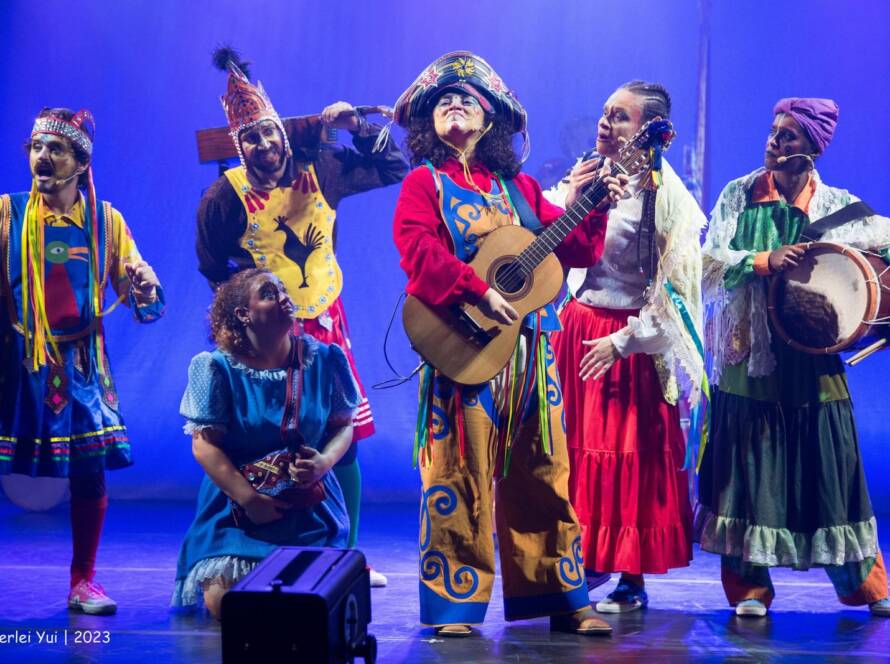 Com dramaturgia de Gabriela Romeu e Antonia Mattos, que também assina a concepção e direção geral, a peça une a tradicional festa de Reisado realizada na região do Cariri, no interior do Ceará, a memória coletiva e a passagem da infância para adolescência da menina Maria. (Foto: Vanderlei Yui)