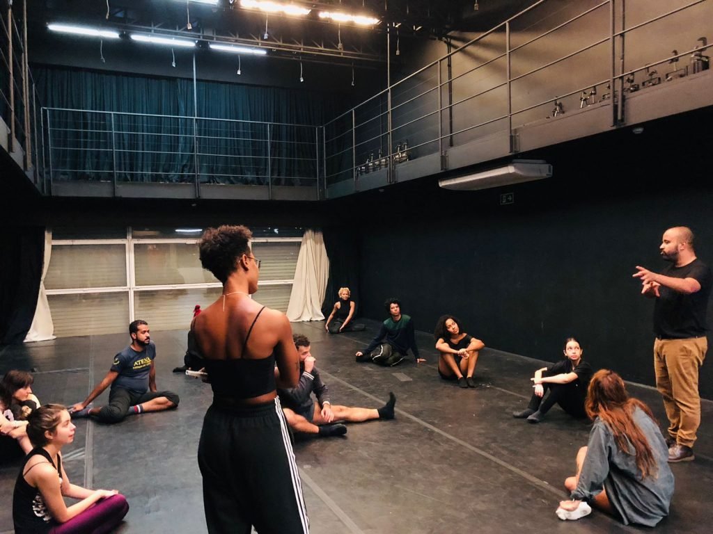 Miguel Arcanjo Prado no curso "Dança: Fragmentos e Conexões", com Leilane Teles.