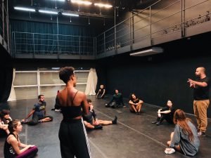 Miguel Arcanjo Prado no curso "Dança: Fragmentos e Conexões", com Leilane Teles.