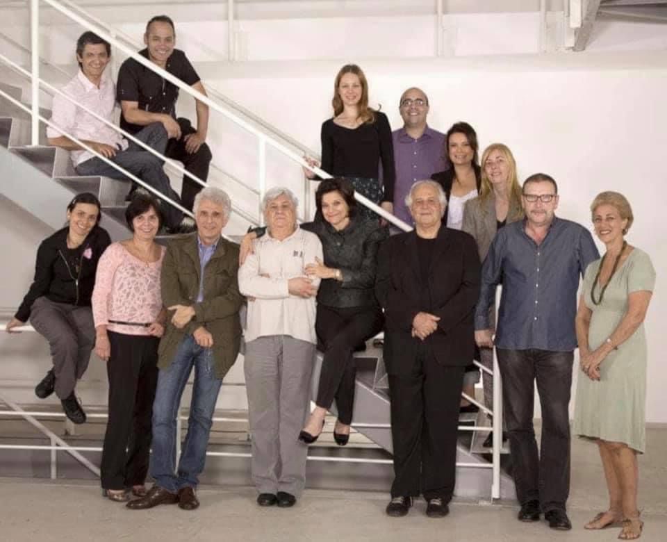 Sérgio Campanelli (de preto, terceiro da direita para a esquerda na primeira fila) posa na SP Escola de Teatro com membros do conselho da ADAAP e de outros profissionais da escola.