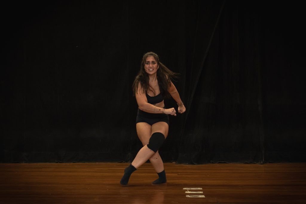 Apresentações finais dos estudantes do curso de extensão "Consciência Corporal Através do Movimento", ministrado por Zuba Janaina, na unidade Brás da SP Escola de Teatro. (29/4/2024). | Foto: Rodrigo Reis