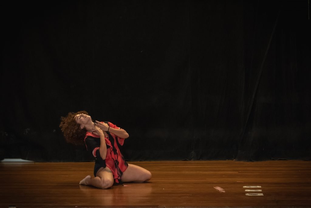 Apresentações finais dos estudantes do curso de extensão "Consciência Corporal Através do Movimento", ministrado por Zuba Janaina, na unidade Brás da SP Escola de Teatro. (29/4/2024). | Foto: Rodrigo Reis