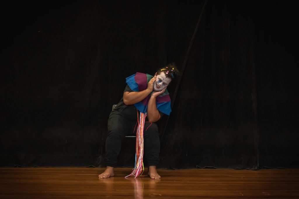 Apresentações finais dos estudantes do curso de extensão "Consciência Corporal Através do Movimento", ministrado por Zuba Janaina, na unidade Brás da SP Escola de Teatro. (29/4/2024). | Foto: Rodrigo Reis