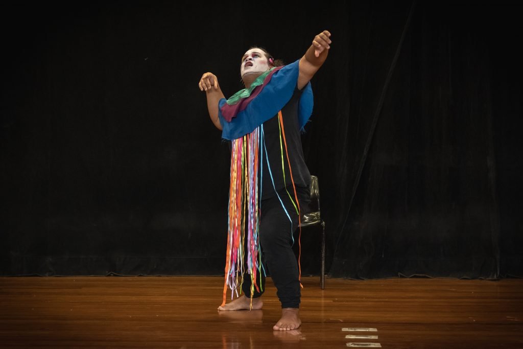 Apresentações finais dos estudantes do curso de extensão "Consciência Corporal Através do Movimento", ministrado por Zuba Janaina, na unidade Brás da SP Escola de Teatro. (29/4/2024). | Foto: Rodrigo Reis