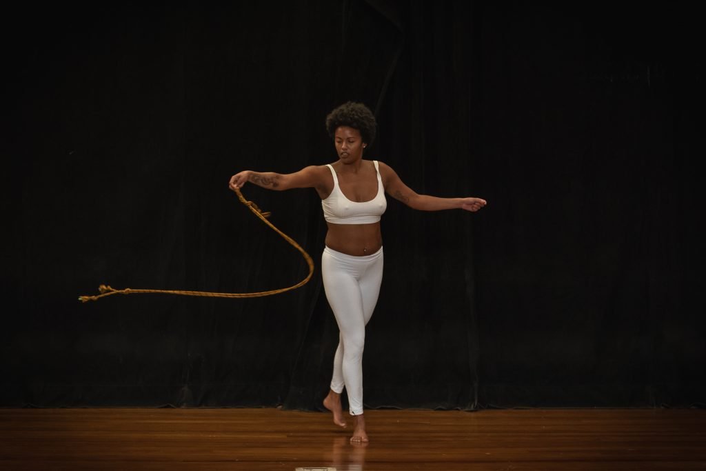 Apresentações finais dos estudantes do curso de extensão "Consciência Corporal Através do Movimento", ministrado por Zuba Janaina, na unidade Brás da SP Escola de Teatro. (29/4/2024). | Foto: Rodrigo Reis