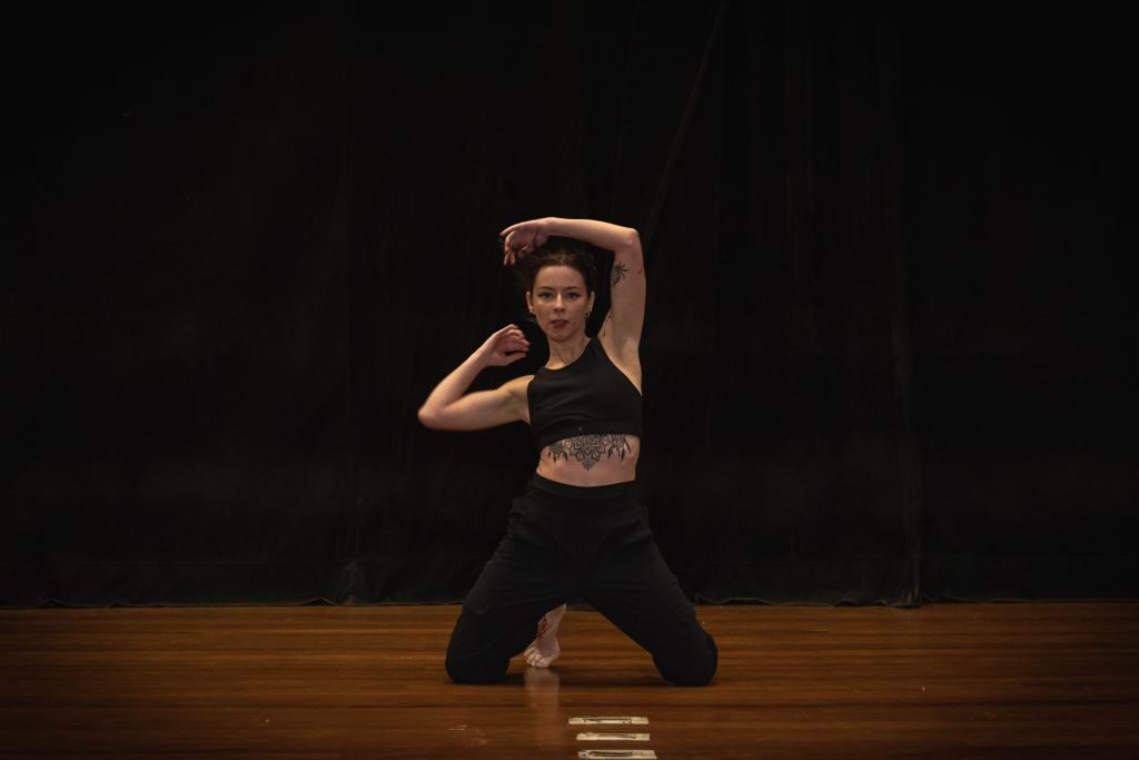 Apresentações finais dos estudantes do curso de extensão "Consciência Corporal Através do Movimento", ministrado por Zuba Janaina, na unidade Brás da SP Escola de Teatro. (29/4/2024). | Foto: Rodrigo Reis