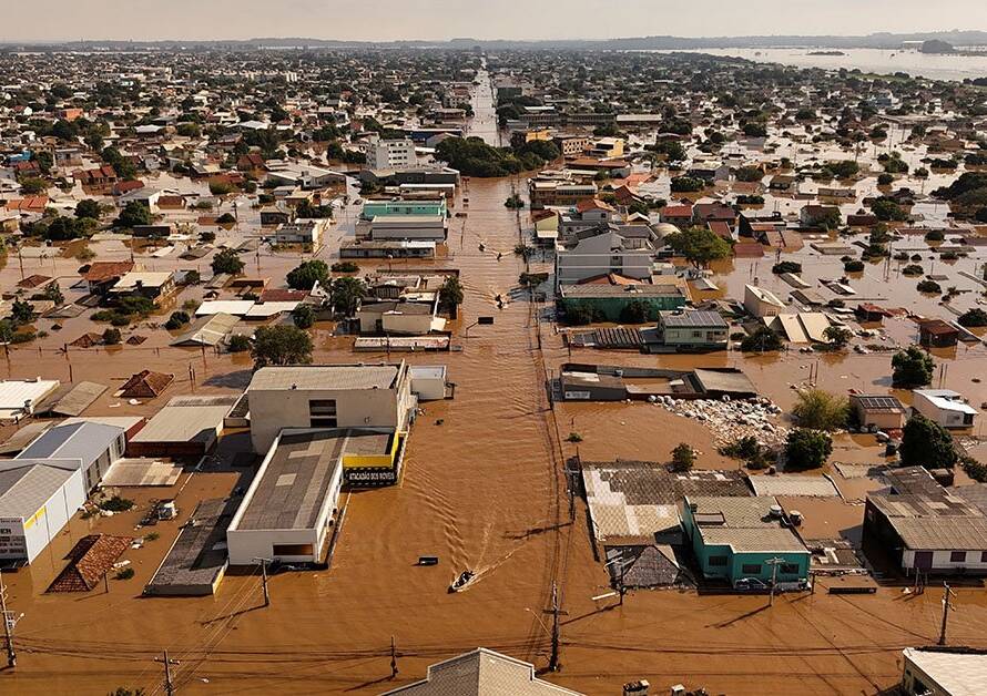 Água e itens de limpeza e higiene são prioridade para ajudar moradores afetados pelas enchentes. Foto: Amanda Perobelli/Reuters