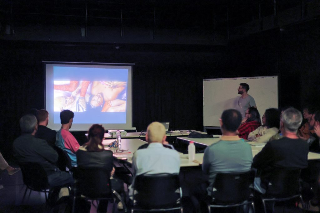 Aula de encerramento do curso Cinema Queer: A representação audiovisual, do moralismo ao orgulho LGBTQIA+, na unidade Roosevelt da SP Escola de Teatro. (06/06/2024). | Foto: Clara Silva.