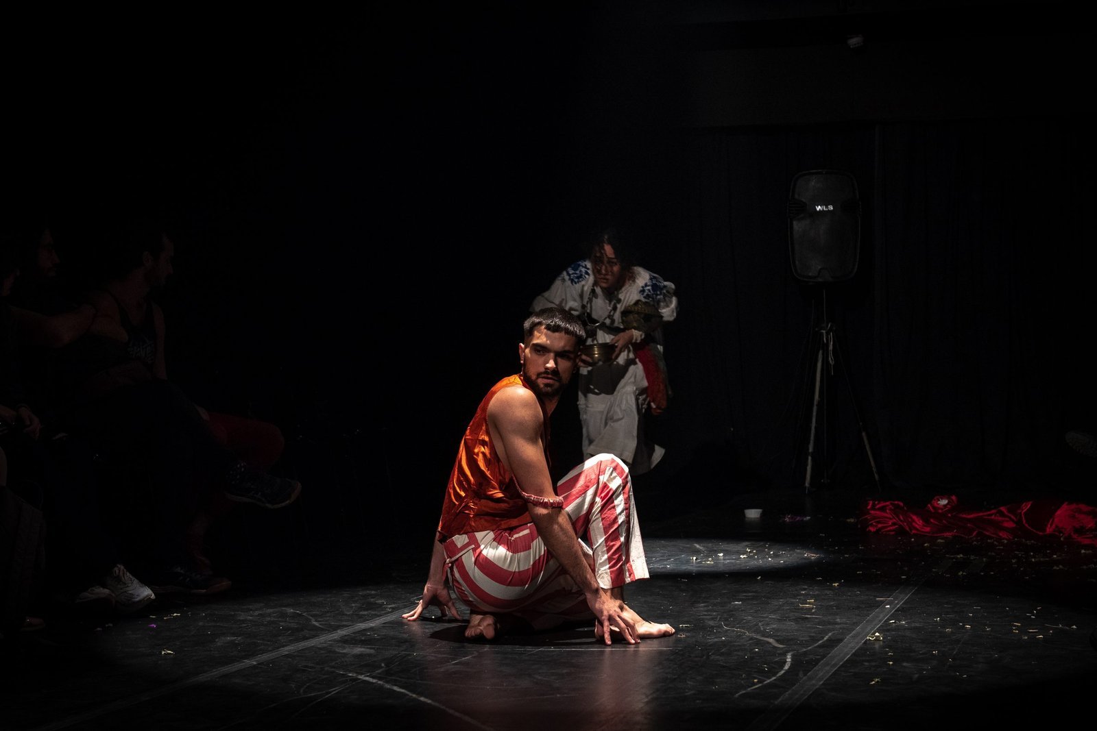 Apresentação no segundo dia da Mostra de Microcenas dos estudantes de Direção da SP Escola de Teatro. (25/5/2024). | Foto: Rodrigo Reis