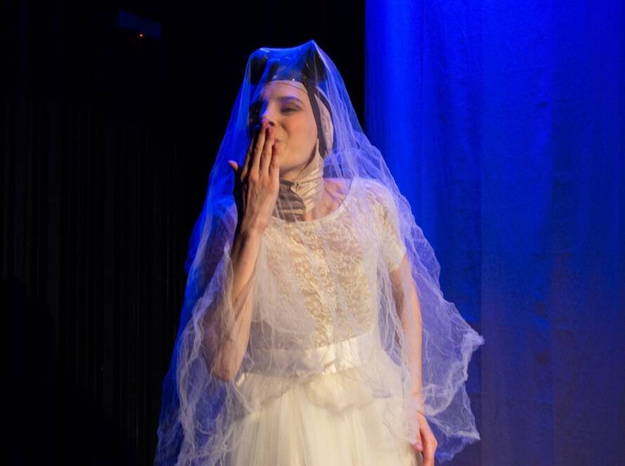 Em Subterrânea: uma fábula grotesca, a atriz Juliana Birchal usa a técnica teatral da máscara para viver uma mulher-cigarra e questionar o conservadorismo patriarcal a partir da analogia ao ciclo de vida desse inseto, que passa quase toda a sua trajetória debaixo da terra. Foto: Raquel Carneiro.