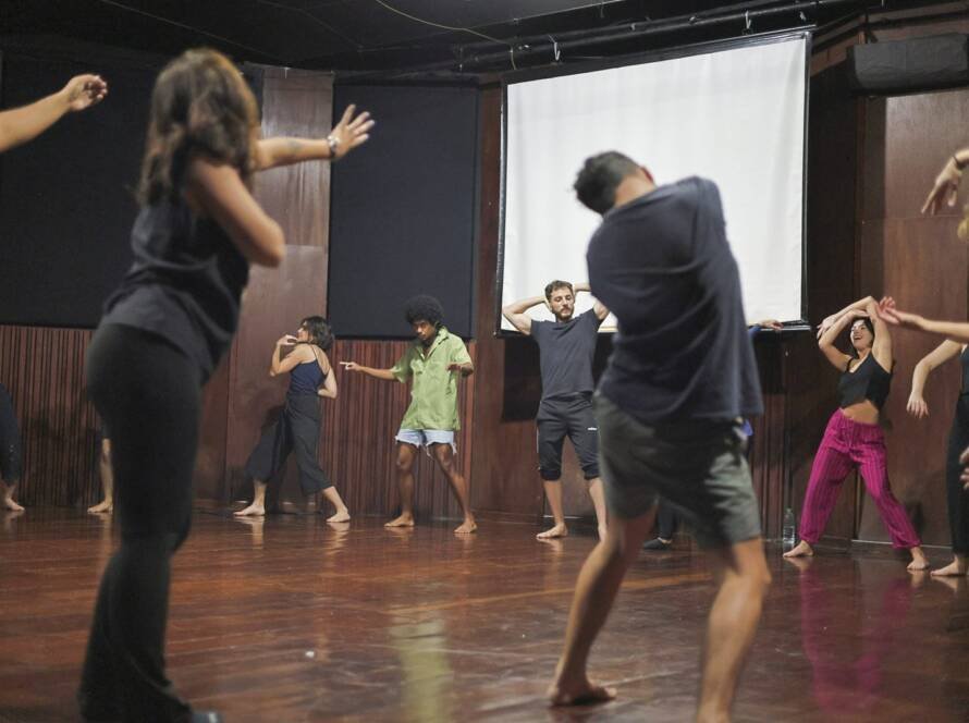Aula inaugural do curso TREINAMENTO INTENSIVO DE ATUAÇÃO (POÉTICA DA CENA) com Christian Landi, na Oswald de Andrade. (17/6/2024). | Foto: Clara Silva.