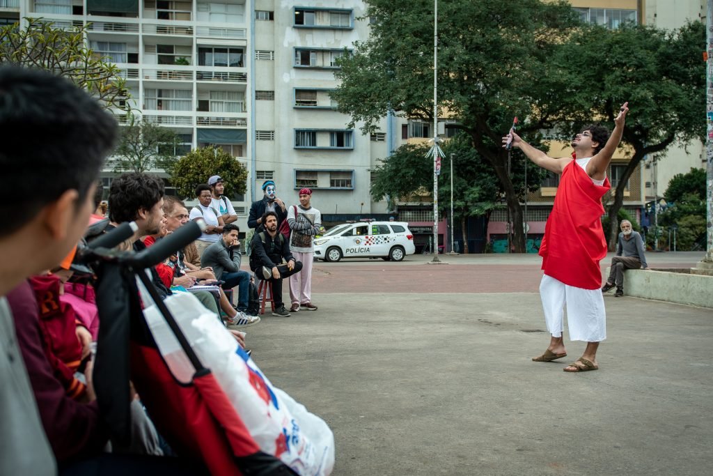 Apresentação no segundo dia da Mostra de Microcenas dos estudantes de Direção da SP Escola de Teatro. (25/5/2024). | Foto: Rodrigo Reis
