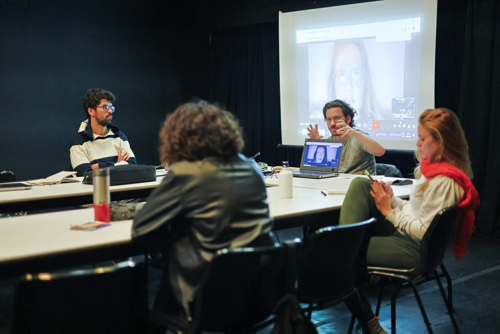 Aula do curso “Compondo Sem Filtro V – Manás Laboratório de Dramaturgia” com Dante Passarelli, na sede Roosevelt da SP Escola de Teatro. (22/7/2024). | Foto: Clara Silva/Adaap
