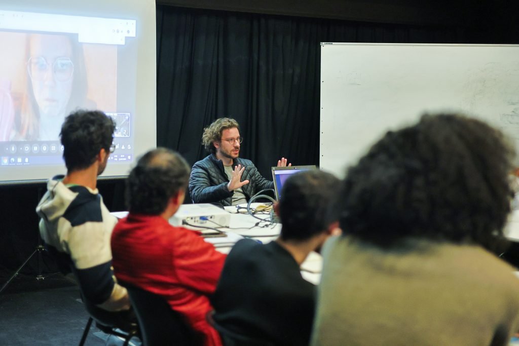 Aula do curso “Compondo Sem Filtro V – Manás Laboratório de Dramaturgia” com Dante Passarelli, na sede Roosevelt da SP Escola de Teatro. (22/7/2024). | Foto: Clara Silva/Adaap