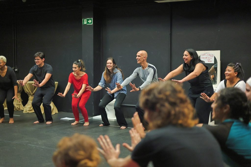 Aula inaugural do curso “Os 12 Movimentos Corporais” com Beto Amorim, na sede Roosevelt da SP Escola de Teatro. (22/7/2024). | Foto: Clara Silva/Adaap