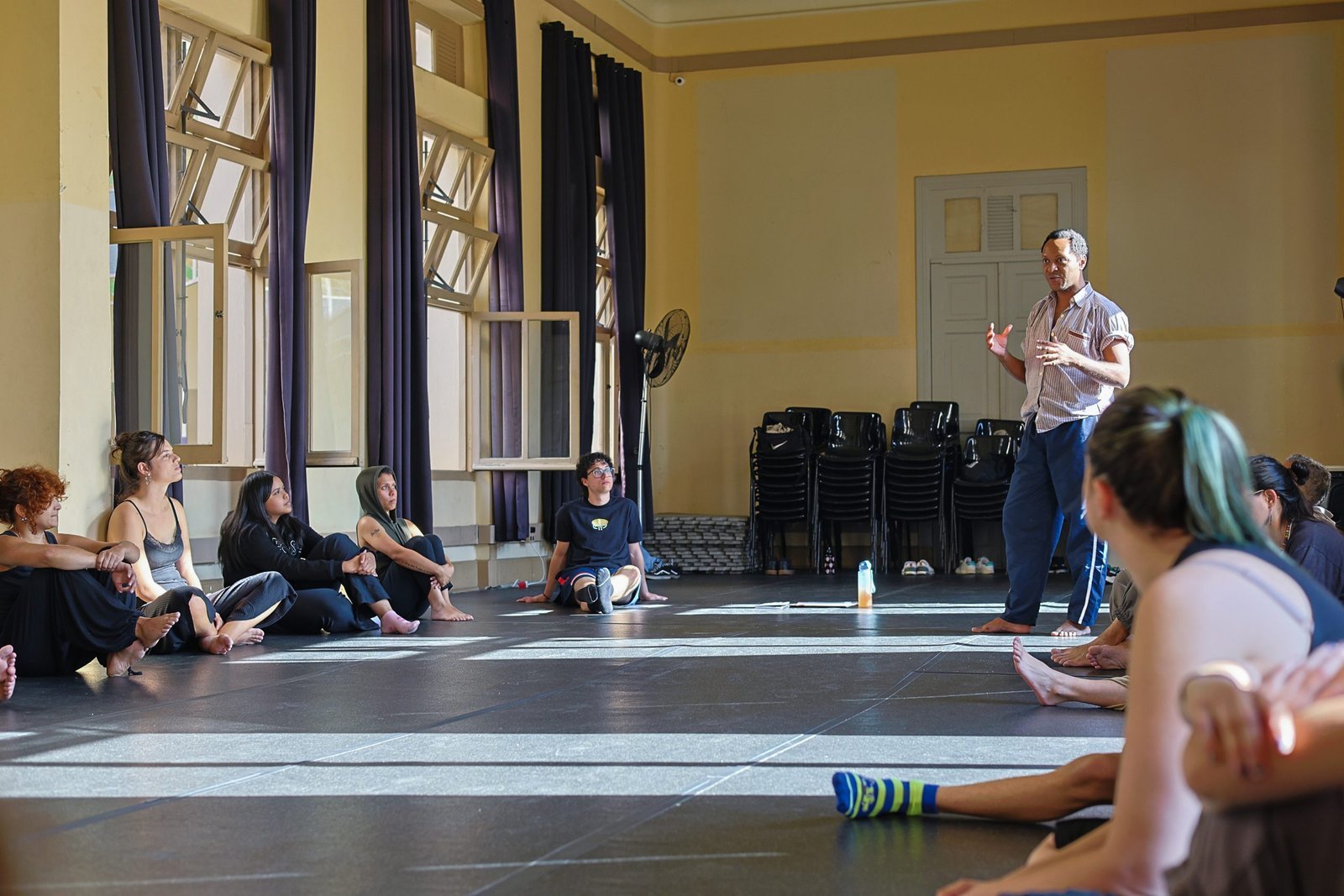 Aula inaugural do curso “Palavra, Jogo e Ação” com Raphael Garcia, na sede Brás da SP Escola de Teatro. (24/7/2024). | Foto: Clara Silva/Adaap
