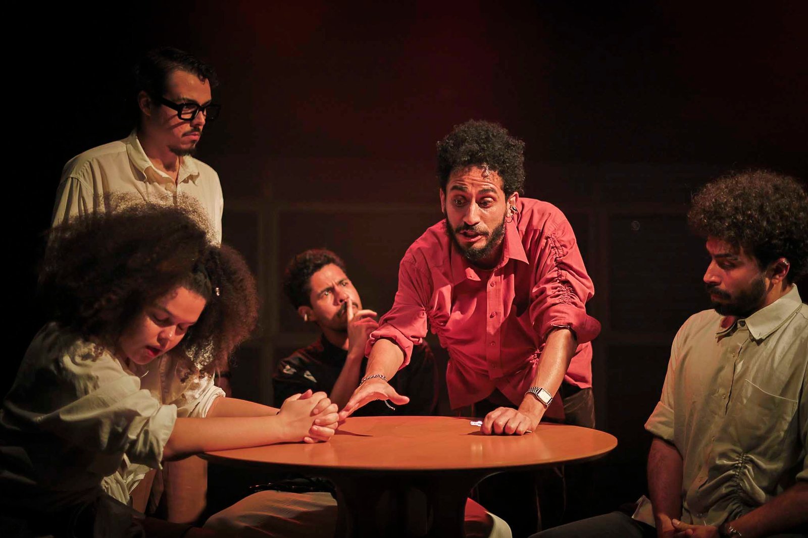 Espetáculo "Tudo está deserto", na SP Escola de Teatro. (9/8/2024) | Foto: Clara Silva
