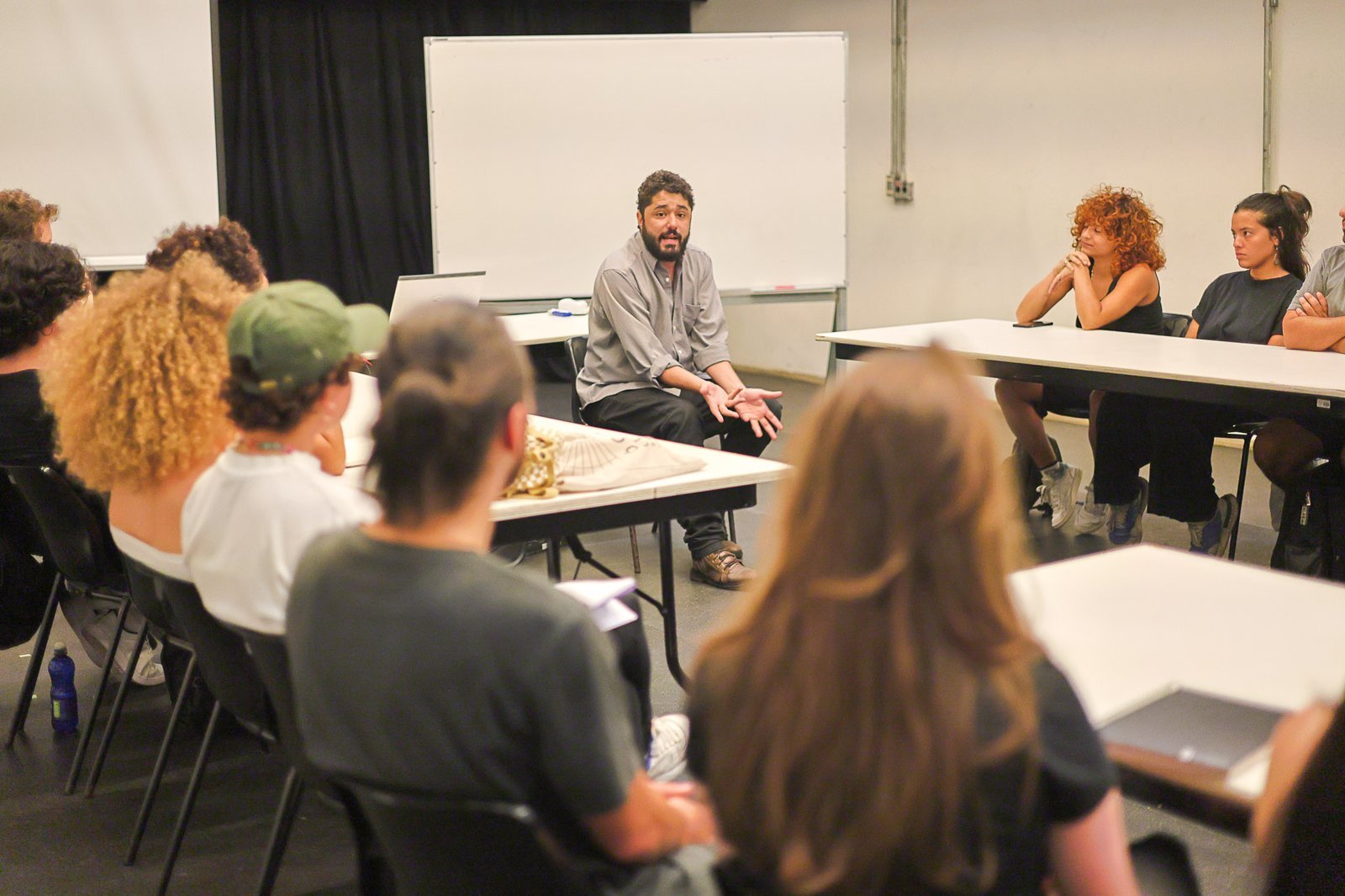 Aula inaugural do curso “Montagem Teatral: Criação de Uma Peça Marginal” com Marcio Tito, na sede Roosevelt da SP Escola de Teatro. (25/09/2024). | Foto: Clara Silva