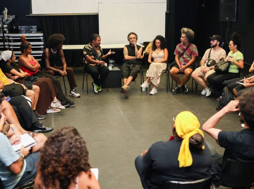 Bate-papo “O Corre Preto: reflexões sobre as produções teatrais pretas contemporâneas e o fomento de público”, com os artistas Ailton Barros, Filipe Celestino e Jennifer Souza. (01/10/2024) | Foto: Clara Silva