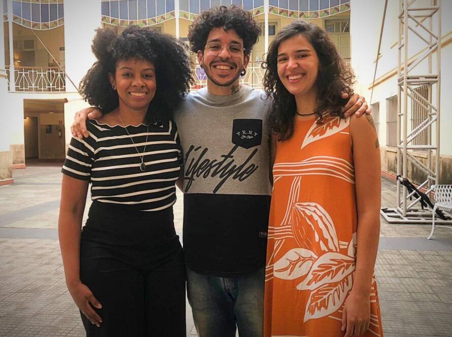 Tatiane Damasceno, Diretora Regional da Capital e Grande São Paulo do SATED, com João Martins e Ana Clara Mascarenhas, na unidade Brás da SP Escola de Teatro (10/2024)