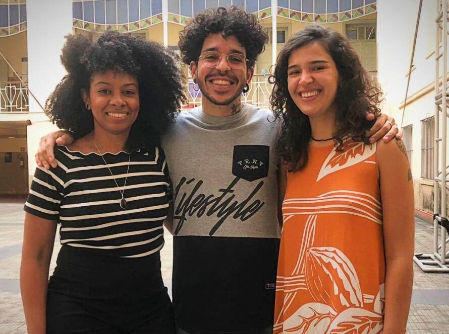 Tatiane Damasceno, Diretora Regional da Capital e Grande São Paulo do SATED, com João Martins e Ana Clara Mascarenhas, na unidade Brás da SP Escola de Teatro (10/2024)