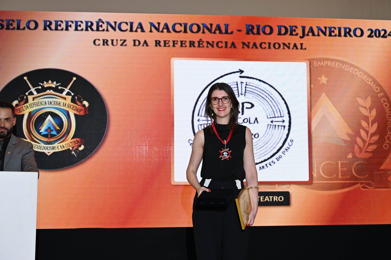 Adriane Freitag David na entrega da Cruz da Referência Nacional, da ANCEC – Agência Nacional de Cultura, Empreendedorismo e Comunicação, em 25/11/2024