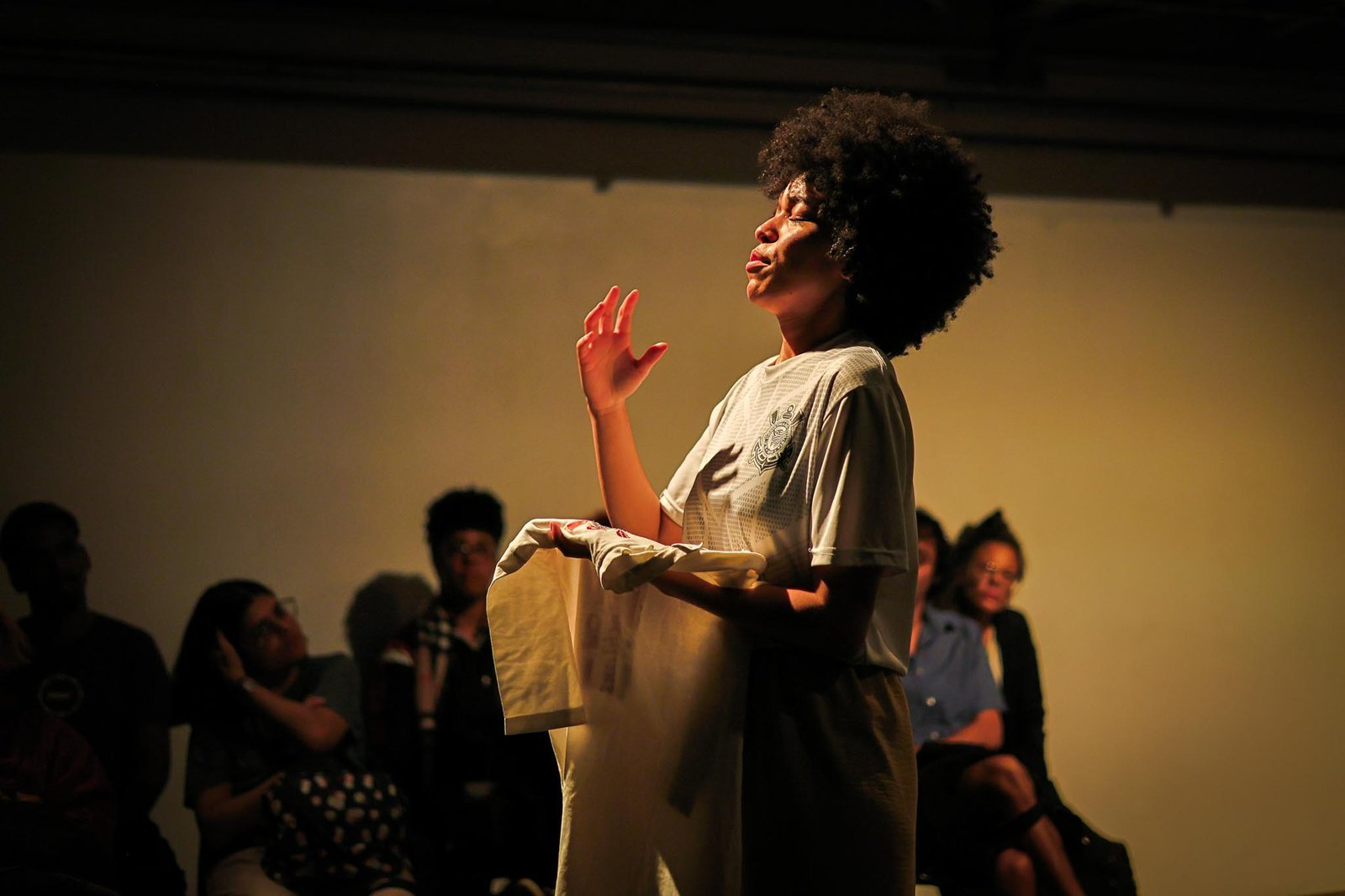 Apresentação no segundo dia da Mostra de Microcenas dos estudantes de Direção da SP Escola de Teatro. (09/11/2024). | Foto: Clara Silva