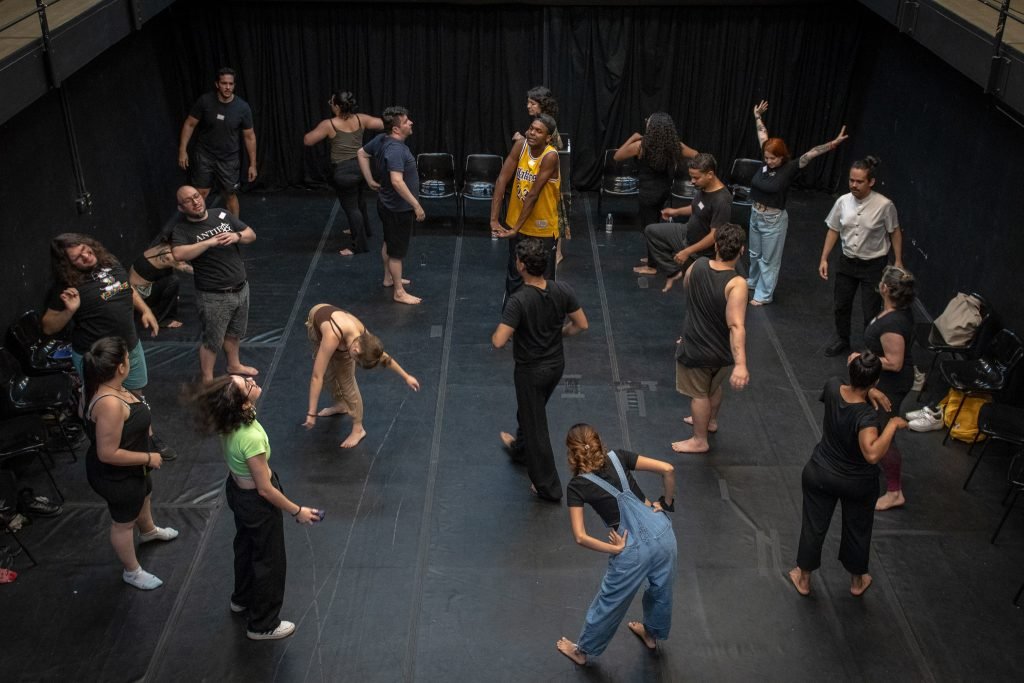 Workshop “Jogos de improviso e roteiro: dispositivos dramatúrgicos para a criação de esquetes” com a trupe “Intrusos na Comédia”, na sede Roosevelt da SP Escola de Teatro. (14/12/2024) | Foto: Rodrigo Reis.