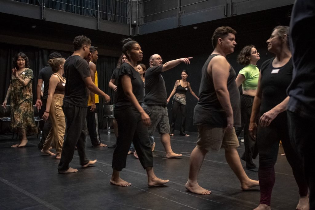 Workshop “Jogos de improviso e roteiro: dispositivos dramatúrgicos para a criação de esquetes” com a trupe “Intrusos na Comédia”, na sede Roosevelt da SP Escola de Teatro. (14/12/2024) | Foto: Rodrigo Reis.