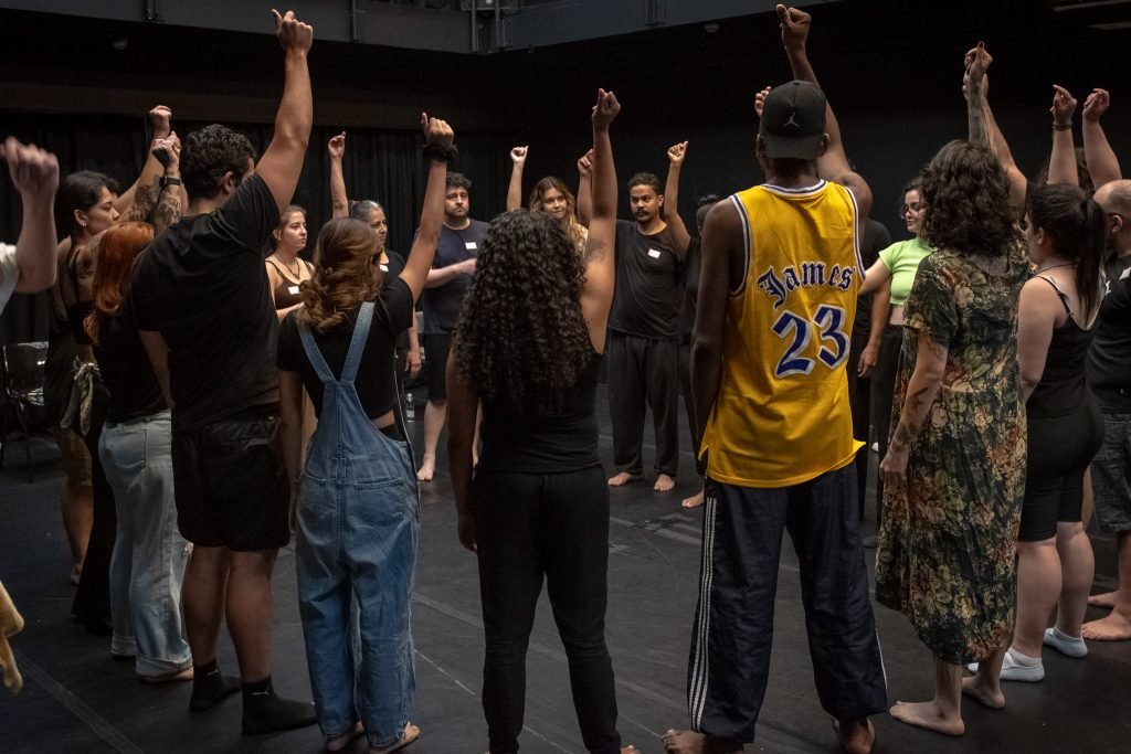 Workshop “Jogos de improviso e roteiro: dispositivos dramatúrgicos para a criação de esquetes” com a trupe “Intrusos na Comédia”, na sede Roosevelt da SP Escola de Teatro. (14/12/2024) | Foto: Rodrigo Reis.