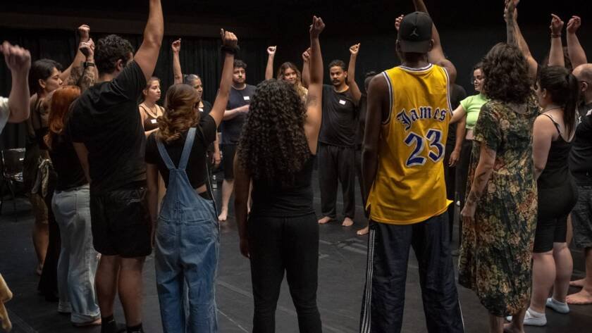 Workshop “Jogos de improviso e roteiro: dispositivos dramatúrgicos para a criação de esquetes” com a trupe “Intrusos na Comédia”, na sede Roosevelt da SP Escola de Teatro. (14/12/2024) | Foto: Rodrigo Reis.
