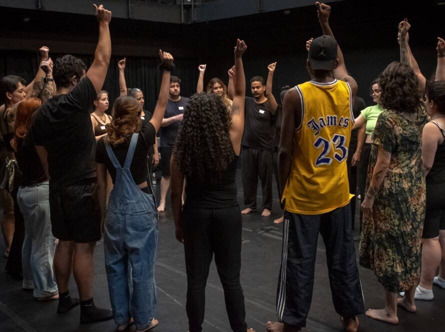 Workshop “Jogos de improviso e roteiro: dispositivos dramatúrgicos para a criação de esquetes” com a trupe “Intrusos na Comédia”, na sede Roosevelt da SP Escola de Teatro. (14/12/2024) | Foto: Rodrigo Reis.