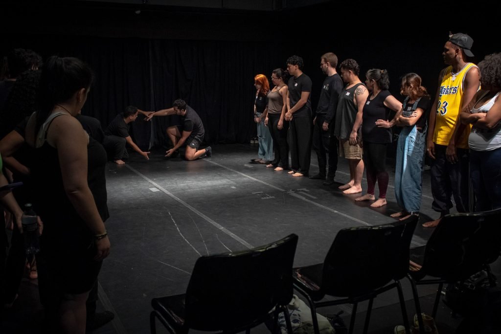 Workshop “Jogos de improviso e roteiro: dispositivos dramatúrgicos para a criação de esquetes” com a trupe “Intrusos na Comédia”, na sede Roosevelt da SP Escola de Teatro. (14/12/2024) | Foto: Rodrigo Reis.