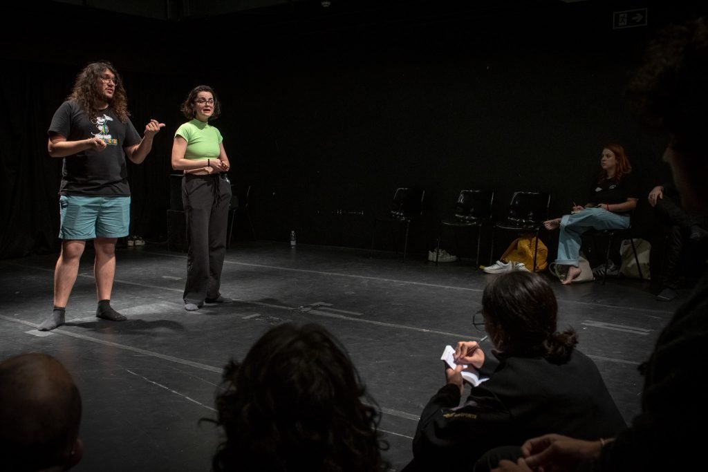 Workshop “Jogos de improviso e roteiro: dispositivos dramatúrgicos para a criação de esquetes” com a trupe “Intrusos na Comédia”, na sede Roosevelt da SP Escola de Teatro. (14/12/2024) | Foto: Rodrigo Reis.
