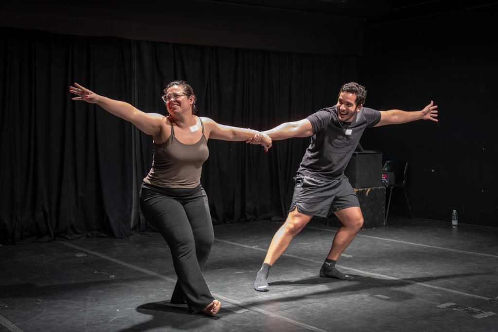 Workshop “Jogos de improviso e roteiro: dispositivos dramatúrgicos para a criação de esquetes” com a trupe “Intrusos na Comédia”, na sede Roosevelt da SP Escola de Teatro. (14/12/2024) | Foto: Rodrigo Reis.