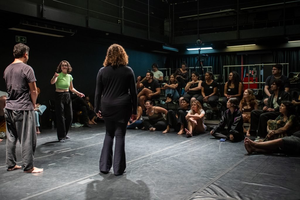 Workshop “Jogos de improviso e roteiro: dispositivos dramatúrgicos para a criação de esquetes” com a trupe “Intrusos na Comédia”, na sede Roosevelt da SP Escola de Teatro. (14/12/2024) | Foto: Rodrigo Reis.