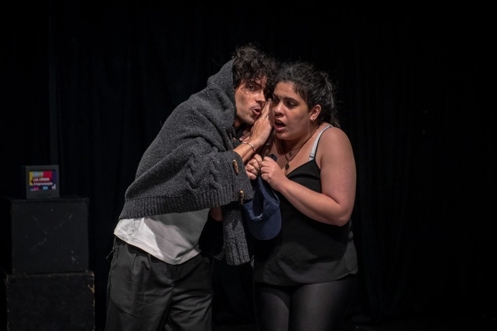 Workshop “Jogos de improviso e roteiro: dispositivos dramatúrgicos para a criação de esquetes” com a trupe “Intrusos na Comédia”, na sede Roosevelt da SP Escola de Teatro. (14/12/2024) | Foto: Rodrigo Reis.