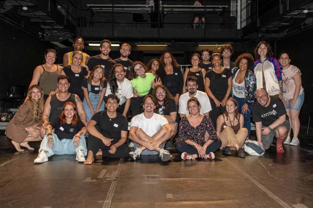Workshop “Jogos de improviso e roteiro: dispositivos dramatúrgicos para a criação de esquetes” com a trupe “Intrusos na Comédia”, na sede Roosevelt da SP Escola de Teatro. (14/12/2024) | Foto: Rodrigo Reis.