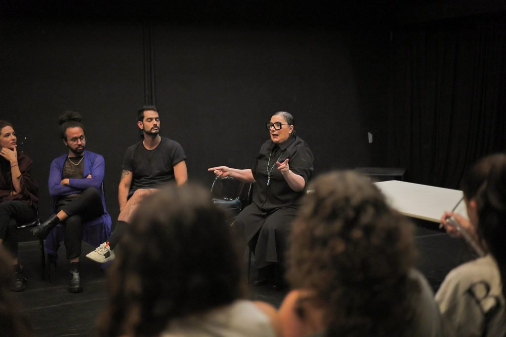 Curso “1 minuto de falso naturalismo” com Luluh Pavarin, na sede Roosevelt da SP Escola de Teatro. (13/01/2025) | Foto: Clara Silva.