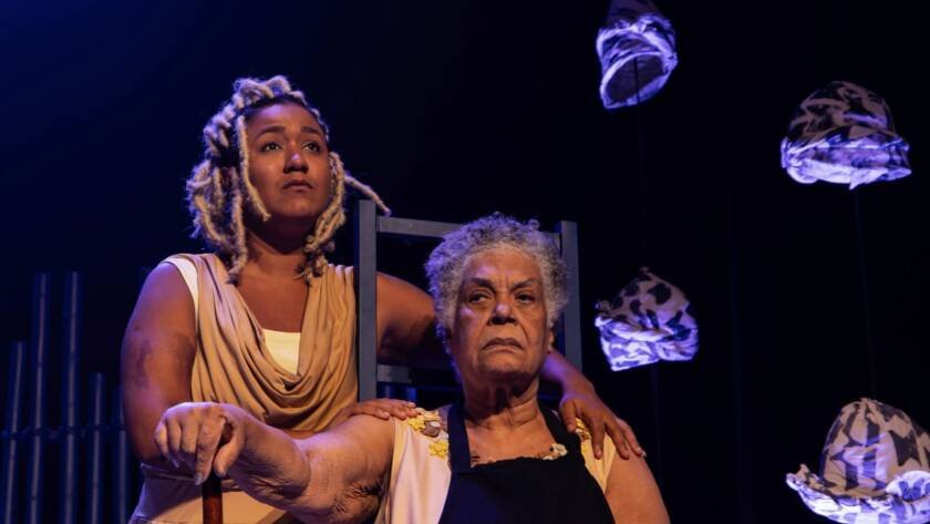 Cena de "Mãe Baiana", peça de 2025.