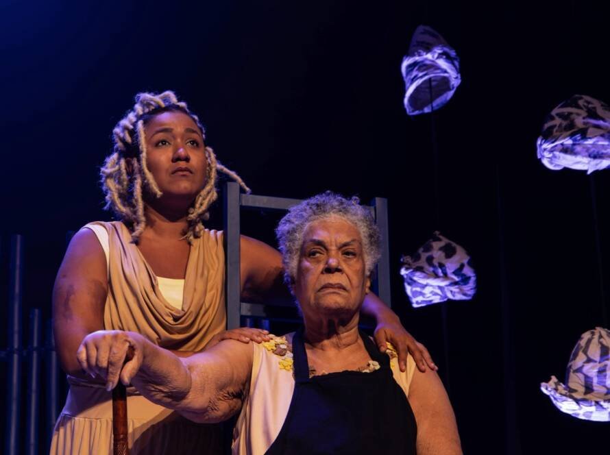 Cena de "Mãe Baiana", peça de 2025.