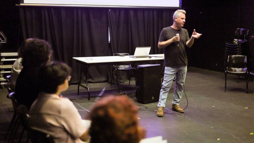 Curso “Produção Cultural Contemporânea, Programação e Curadoria” com Fábio Maleronka, na sede Roosevelt da SP Escola de Teatro. (20/01/2025) | Foto: Clara Silva.