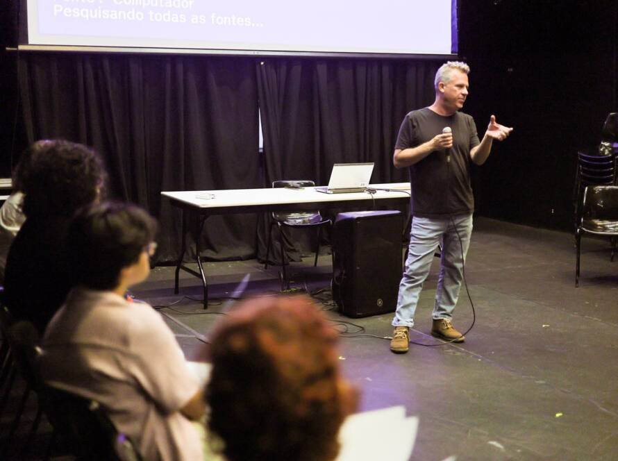 Curso “Produção Cultural Contemporânea, Programação e Curadoria” com Fábio Maleronka, na sede Roosevelt da SP Escola de Teatro. (20/01/2025) | Foto: Clara Silva.