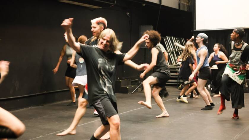 Workshop “FULL ON – Workshop de dança_ Grooving into dancing” com Emilie Gregersen, na sede Roosevelt da SP Escola de Teatro. (19/02/2025) | Foto: Clara Silva.