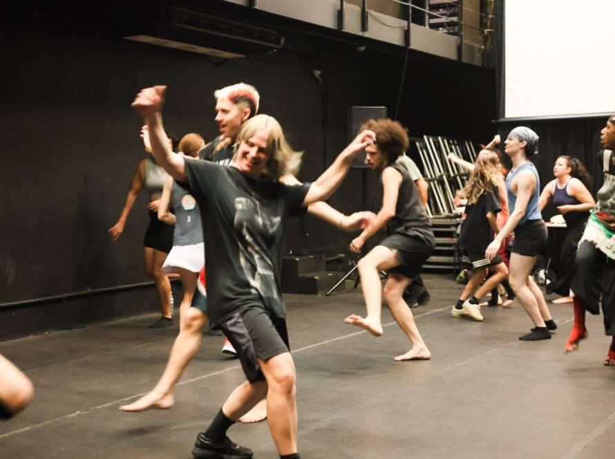 Workshop “FULL ON – Workshop de dança_ Grooving into dancing” com Emilie Gregersen, na sede Roosevelt da SP Escola de Teatro. (19/02/2025) | Foto: Clara Silva.