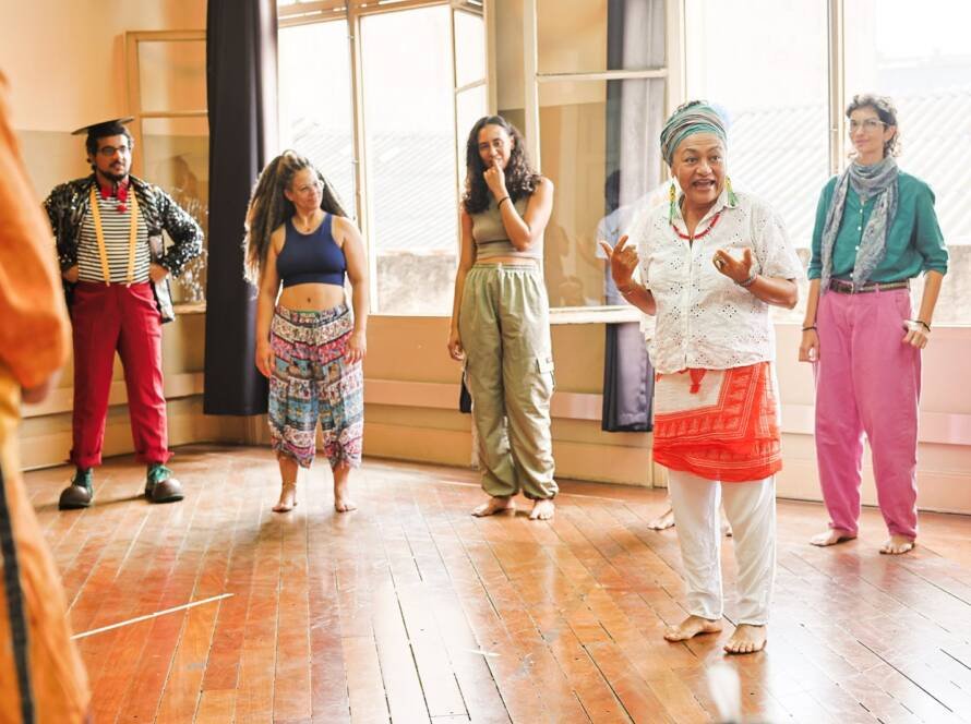 Curso “Palhaçaria de Terreiro e Corpo Mandinga” com Antonia Vilarinho Cardoso, na sede Brás da SP Escola de Teatro. (03/02/2025) | Foto: Clara Silva.