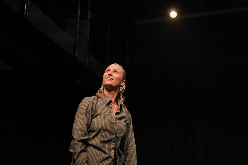 Performance artística internacional “TRIXSTER” de Emilie Gregsersen, na sede Roosevelt da SP Escola de Teatro. (12/02/2025) | Foto: Clara Silva