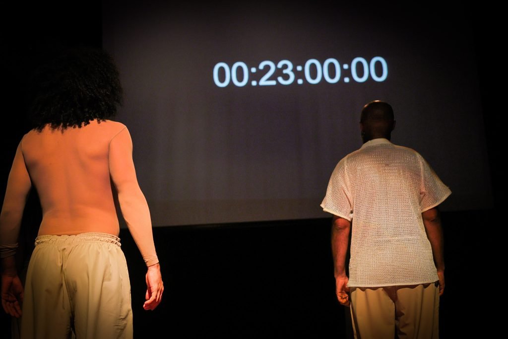 Espetáculo "VINTE E TRÊS: [encruzilhada no tempo: cênico, da memória e da realidade]", na sede Roosevelt da SP Escola de Teatro. (13/03/2025) | Foto: Clara Silva